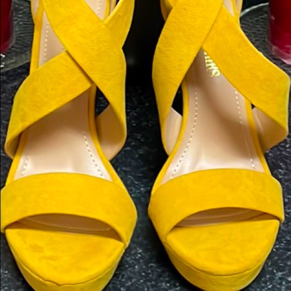 New Dream Pairs size 7 yellow stilettos